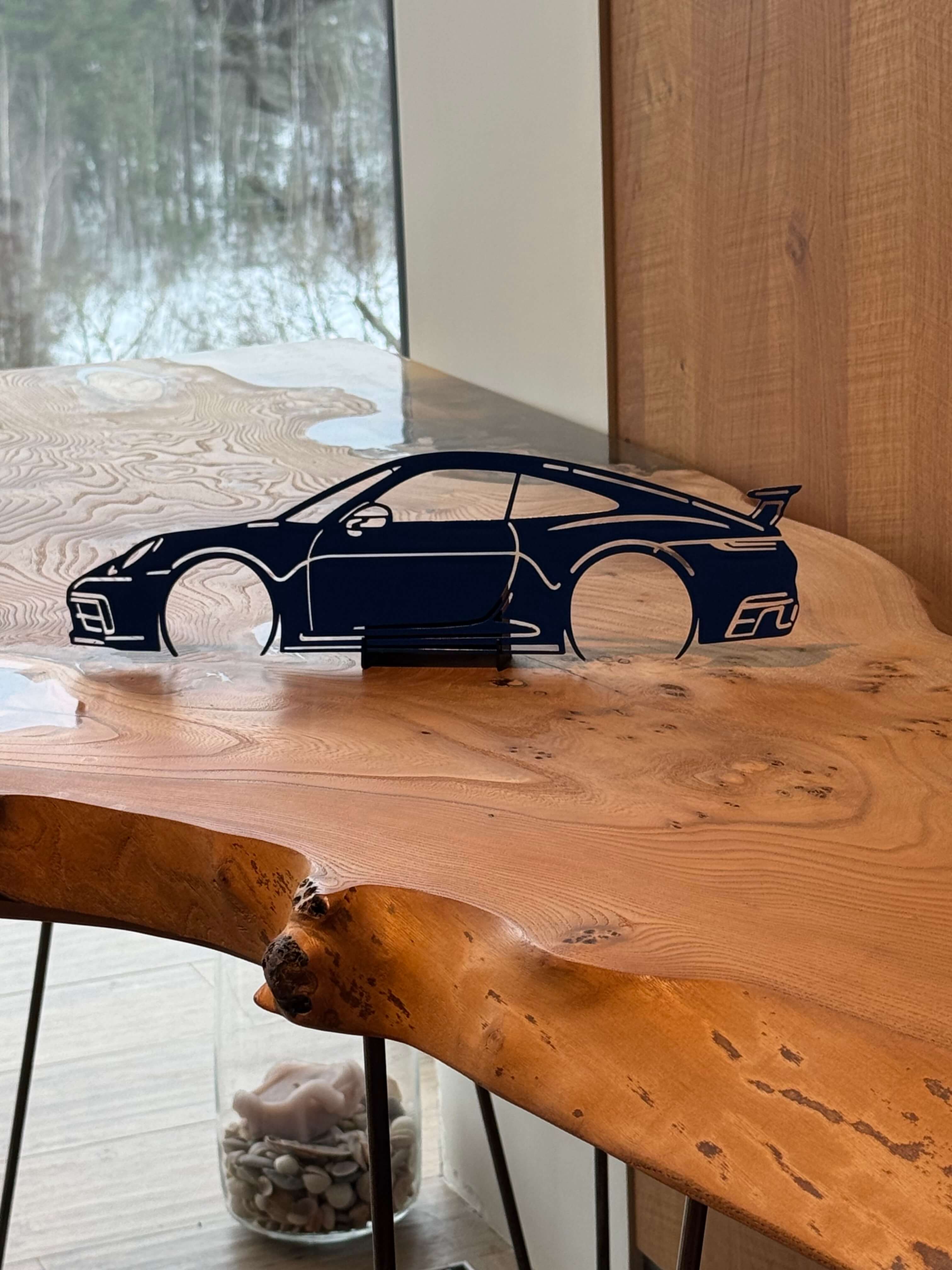 Porsche GT3 на слэбовом столе, широкий план