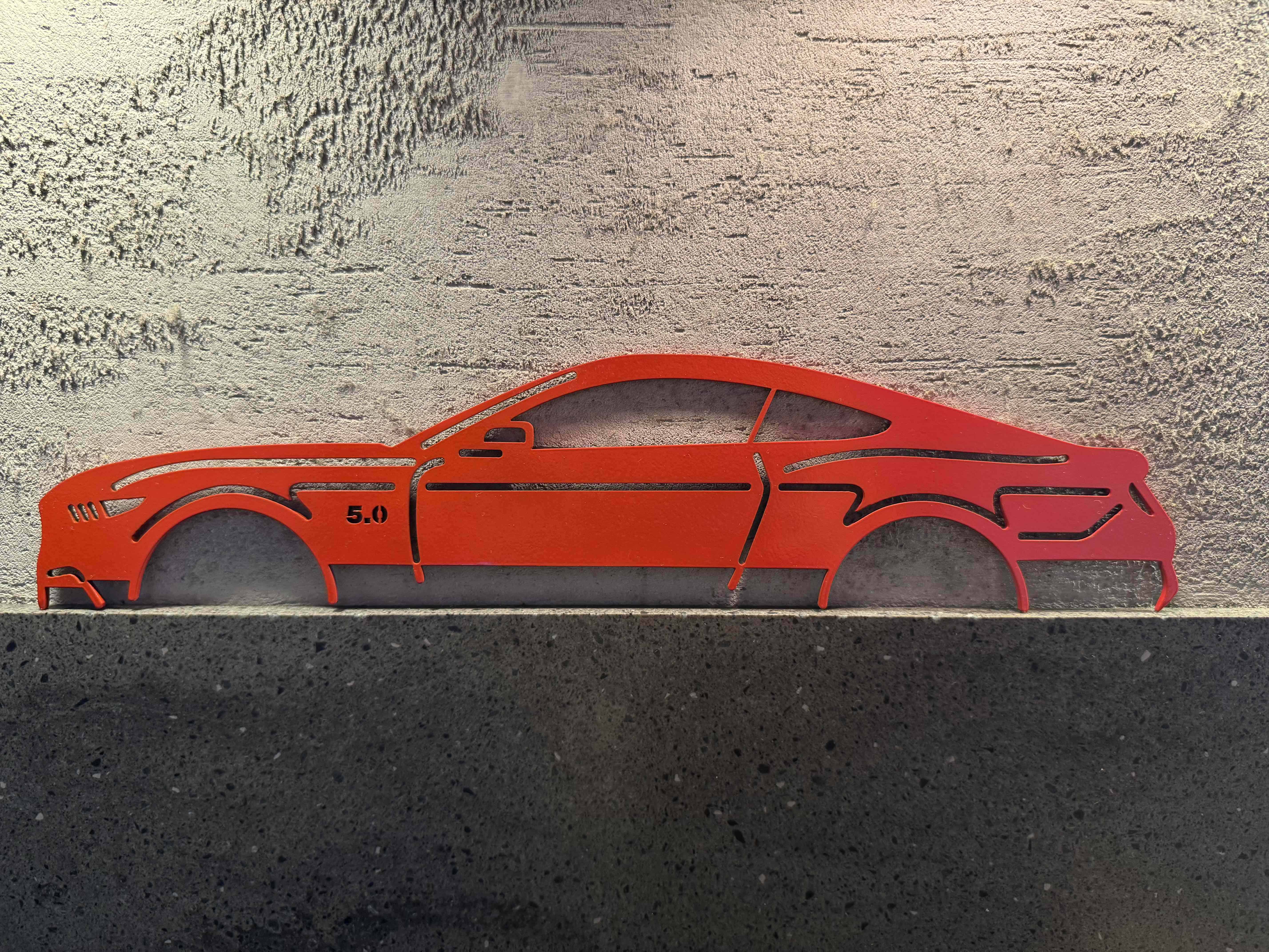 Ford Mustang GT 5.0 — оранжевый на бетонной стене