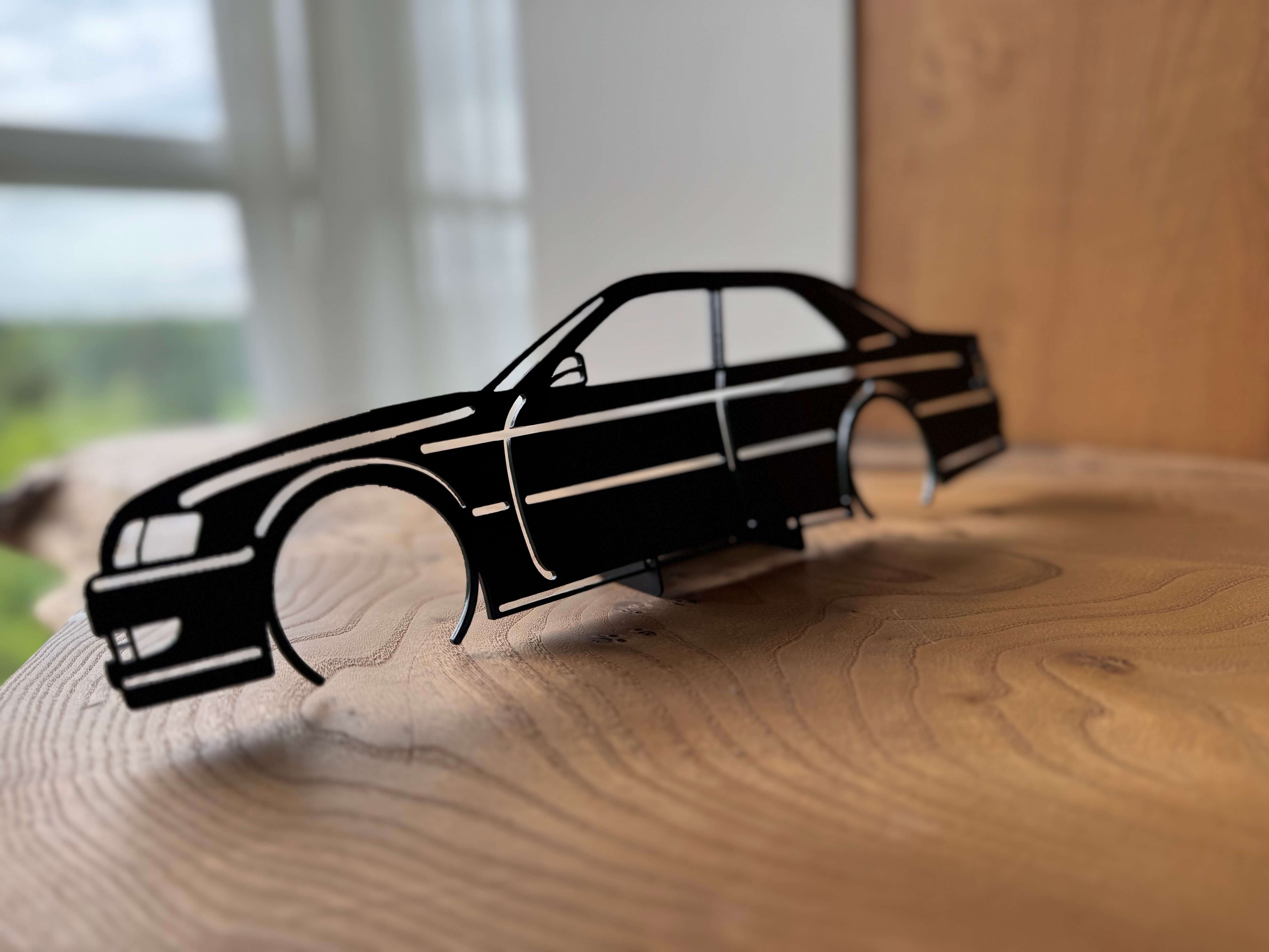 Ford Mustang 5.0 — крупный план на дереве