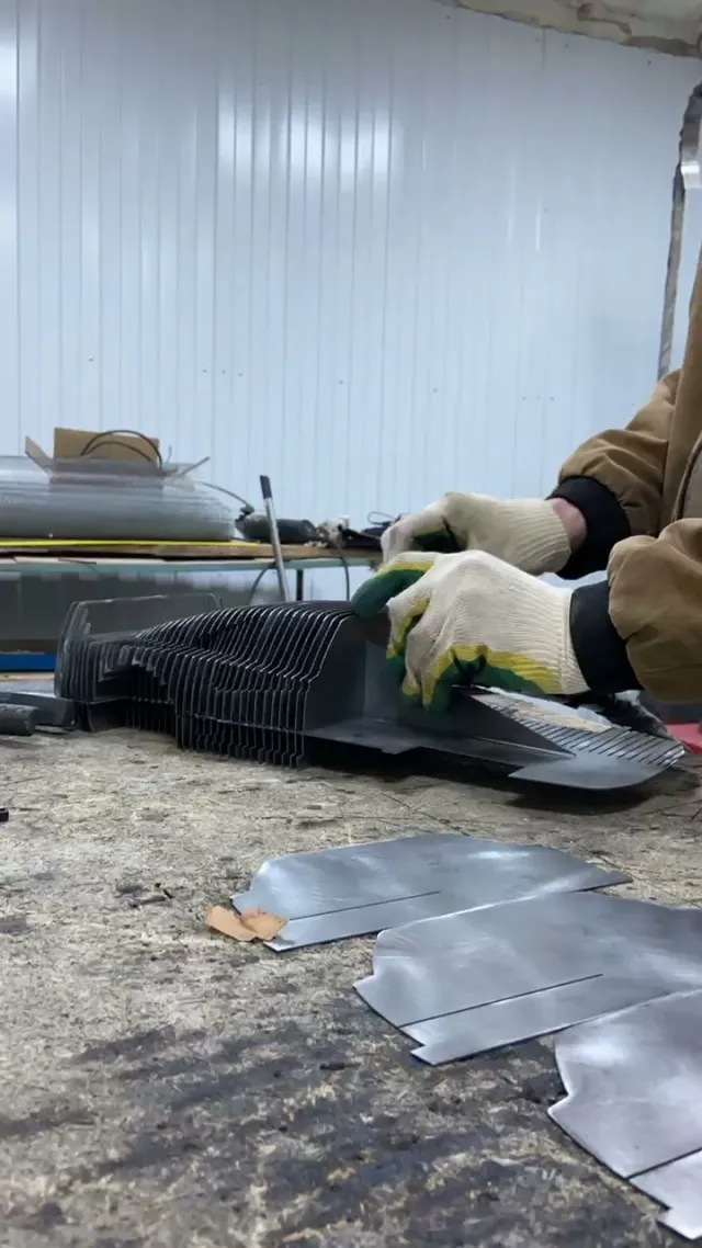 Ручная сборка объёмной 3D-модели — кадр видео